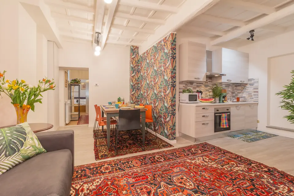 Open space con cucina sullo sfondo