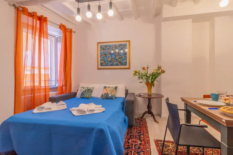Divano letto aperto in soggiorno