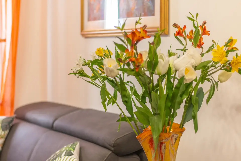 Fiori freschi in soggiorno