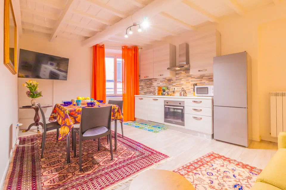 Soggiorno con cucina e tavolo da pranzo – Ercole