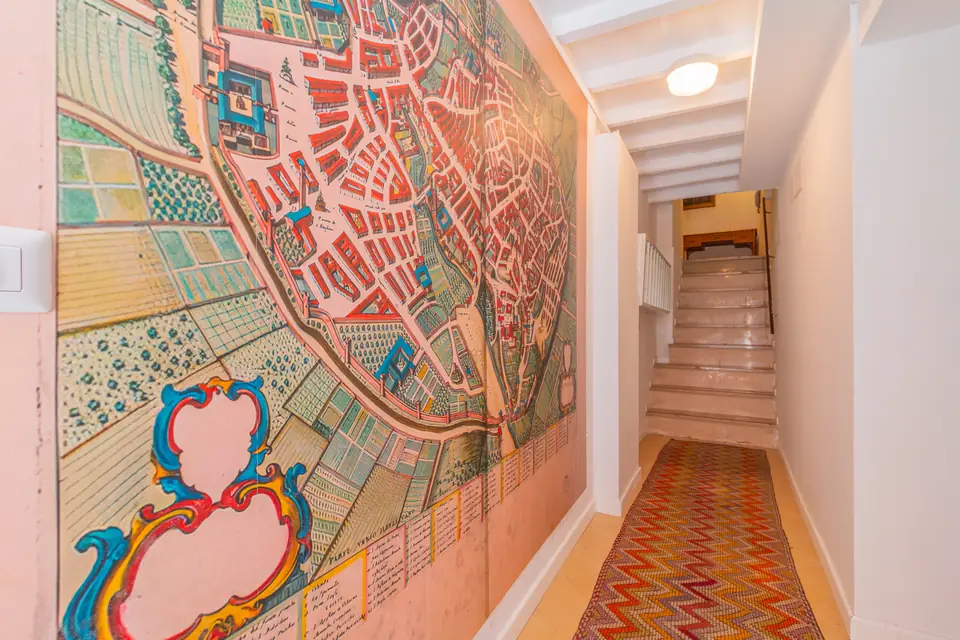 Ingresso del palazzo con la mappa storica di Viterbo